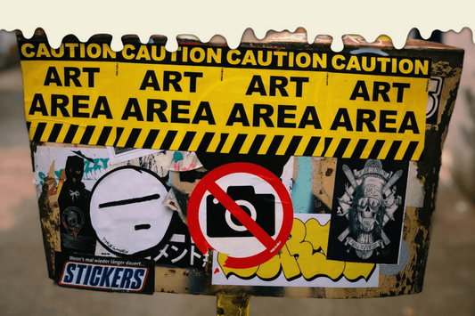 Le Street Art et les Stickers : Quand l’Art Urbain S’Invite Partout